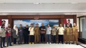 “Kunjungan ini selain silaturahmi juga sebagai bahan perbandingan Anggota DPRD bersama OPD mitra kerja dalam rangka menyusun kebijakan dan strategi pencapaian target pengelolaan pendapatan daerah. Hasil kunjungan ini akan kami jadikan sebagai atensi untuk di Sulbar,” kata Sudirman.