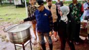 Pj Gubernur Prof Zudan Tinjau Dapur Umum Lokasi Banjir di Katimbang