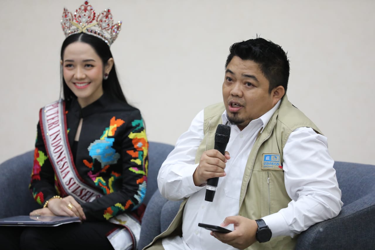 Dedy Irfan Bachri Selaku General Manager Maros-Pangkep UNESCO Global Geopark Bersama Puteri Indonesia Sulawesi Selatan 2025, dr. Andi Adriana Rumpang, (Dok. Poltekpar Makassar).