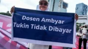 Dosen yang Tergabung Dalam Aliansi Dosen ASN Kemdiktisaintek Seluruh Indonesia (ADAKSI) Saat Gelar Aksi Demo Tuntut Pembayaran Tunjangan Kinerja (Tukin) Dosen ASN Periode 2020-2024