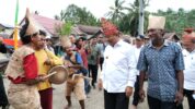 Tarian Me'aju Sambut Kedatangan PJ Gubernur Sulbar Bahtiar Baharuddin di Kawasan Suku Bunggu