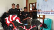 Wakil Ketua DPRD Sulbar Abdul Halim Saat Serahkan Bantuan Kesenian Ke Sejumlah Komunitasi di Desa Ugi Baru Kecamatan Mapilli Kabupaten Polewali Mandar