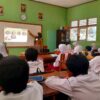 Ilustrasi Guru Saat Mengajar