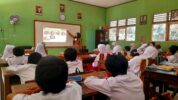 Ilustrasi Guru Saat Mengajar