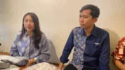 Manager Promosi PT SJAM Sintya Conarta (Kiri), Bersama Area Part Development PT SJAM Agung Dewantara (Kanan), Saat Memaparkan Program Kompetisi Modifikasi Fazzio 2025