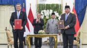 Menko Bidang Perekonomian Airlangga Hartarto Saat Menandatangani Sejumlah Kerja Sama Indonesia dan China