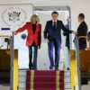 Presiden Prancis, Emmanuel Macron dan Istrinya, Brigitee Macron Saat Menuruni Tangga Pesawat Usai Mendarat di Vietnam