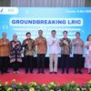 Kepala Badan Pengawas Obat dan Makanan Republik Indonesia (BPOM RI) Prof Dr Taruna Ikrar secara simbolis melakukan penanaman pohon sebagai tanda dimulainya pembangunan groundbreaking fasilitas baru PT Lapi Laboratories
