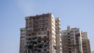 Petugas Darurat Teheran Memeriksa Gedung Rusak Pasca Serangan Israel