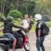 Potret Turis Polandia Mengancam Lempar Batu ke Warga Maros