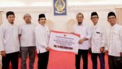 Gubernur Sulsel Serahkan Rp5 Miliar untuk Masjid Ikhtiar Perdos Unhas