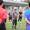 Rahmad Darmawan Saat Memimpin Latihan Liga Indonesia All Star