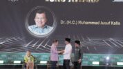 Wakil Presiden RI Ke 10 dan 12 Jusuf Kalla alias JK usai Menerima Penghargaan Dalam Ikatan Sarjana Nahdlatul Ulama (ISNU) Award 2025 di Hotel Bidakara Jakarta Kamis (31/7/2025).