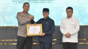 Dukung Asta Cita Presiden, Mendes Yandri Beri Penghargaan Kapolda Banten dan Kapolres Sidoarjo