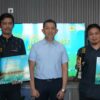 GM PLN UID Sulselrabar, Edyansyah (Tengah) Menyerahkan Secara Langsung Penghargaan Dari Direktur Utama PLN Darmawan Prasodjo Kepada Andi Aan Pranata dari IDN Times Makassar (kiri) dan Maman Sukirman dari koran Sindomakassar.com (kanan) Dalam Ajang PLN Journalist Awards 2024 di Kantor PLN UID Sulselrabar, Makassar, Kamis (24/7/2025).