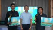 GM PLN UID Sulselrabar, Edyansyah (Tengah) Menyerahkan Secara Langsung Penghargaan Dari Direktur Utama PLN Darmawan Prasodjo Kepada Andi Aan Pranata dari IDN Times Makassar (kiri) dan Maman Sukirman dari koran Sindomakassar.com (kanan) Dalam Ajang PLN Journalist Awards 2024 di Kantor PLN UID Sulselrabar, Makassar, Kamis (24/7/2025).