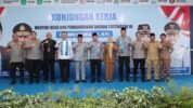 Mendes PDT, Yandri Susanto Bersama Kepala Badan Pemeliharaan Keamanan (Kabaharkam) Mabes Polri, Komjen Pol Fadhil Imran Saat Menyambangi Pondok Pesantren Bai Mahdi Sholeh Ma'mun