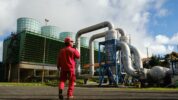 Petugas PLN Indonesia Power Tengah Memastikan Keandalan PLTP Kamojang Berkapasitas 140 MW di Kabupaten Garut, Jawa Barat, Salah Satu Pembangkit PLN yang Berkontribusi dalam Layanan Renewable Energy Certificate (REC).