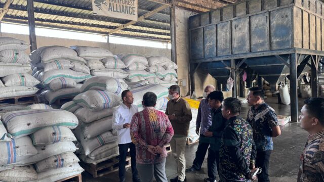 OJK Gelar Edukasi Keuangan bagi 150 Petani Kakao di Polman