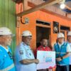 Gubernur Papua Barat Daya, Elisa Kambu (kedua dari kiri) Berfoto Bersama Salah Satu Penerima Manfaat Program Light Up The Dream (LUTD), Simon Sineri (tengah), Kepala Dinas ESDM Provinsi Papua Barat Daya, Suroso (kanan), General Manager PLN UIW Papua dan Papua Barat, Diksi Erfani Umar (Kedua dari Kanan), dan Manager PLN UP3 Sorong, Doni Hernandi (Kiri) Pascapenyalaan Simbolis Listrik Program LUTD di Sorong, Papua Barat Daya Pada Rabu (20/8). PLN Memberikan Kado Spesial Bagi Masyarakat di Hari Ulang Tahun (HUT) ke-80 Republik Indonesia Dengan Menyalurkan Bantuan Sambungan Listrik Gratis Serentak di 38 Provinsi Kepada 2.821 Keluarga Prasejahtera Melalui Program LUTD