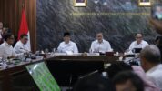 Menteri Desa dan Pembangunan Daerah Tertinggal (Mendes PDT) Yandri Susanto Saat Mengikuti Rapat Koordinasi Terbatas (Rakortas) Percepatan Pembentukan Kopdes Merah Putih yang Dipimpin Menko Pangan Zulkifli Hasan, di Kantor Kemenko Pangan, Jakarta Pusat, Rabu (20/8/2025).