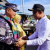 Bupati Selayar, Natsir Ali, Saat Menyambut Kedatangan Laksamana Muda TNI Andi Abdul Azis, (Dok. Istimewa).