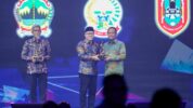 Gubernur Sulawesi Selatan, Andi Sudirman Sulaiman, Menerima Penghargaan Sebagai Daerah Peduli Ketahanan Pangan yang Diserahkan Oleh Menteri Koordinator Pangan, Zulkifli Hasan, pada, Kamis (11/9/2025) malam.