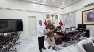 Wakil Gubernur Lembaga Ketahanan Nasional (Lemhannas) Laksamana Madya Edwin Saat Menerima Kunjungan Ketua Umum Jaringan Media Siber Indonesia (JMSI) Dr. Teguh Santosa di Ruang Kerjanya, Kamis, (18/9/2025).