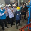 Menteri Imigrasi dan Pemasyarakatan (Imipas), Agus Andrianto (kiri), Direktur Jenderal Pemasyarakatan, Mashudi (Ketiga dari Kiri) dan Direktur Utama PLN, Darmawan Prasodjo (Kedua dari kiri) Menyaksikan Proses Pengolahan FABA Menjadi Paving Block oleh Warga Binaan di Workshop FABA Lapas Nusakambangan, Cilacap, Jawa Tengah, pada Selasa (9/9/2025).