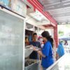 Sejak hadirnya listrik PLN, warga Pulau Samalona, Kamaruddin kini dapat lebih leluasa dalam berjualan di tokonya. (Ist)