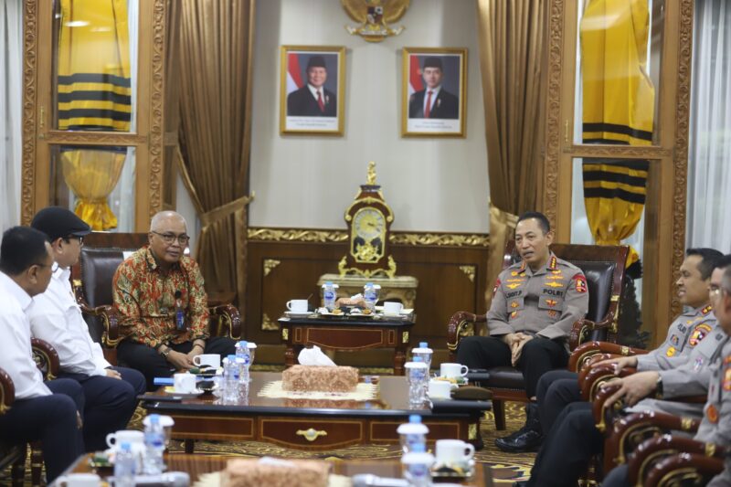 Kepala Kepolisian Negara Republik Indonesia (Kapolri) Jenderal Polisi Listyo Sigit Prabowo, Menerima Audiensi dari Pengurus Persatuan Wartawan Indonesia (PWI) Pusat di Mabes Polri, Jalan Trunojoyo, Jakarta, Senin (27/10/2025).