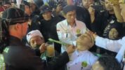 Ketua DPW II Tjimande Tari Kolot Karuhun Banten Indonesia (TTKBI) Kota Bekasi, Brian May, Saat Mengikuti Tradisi Sakral Ketjeran di Milad ke 2 TTKKBI
