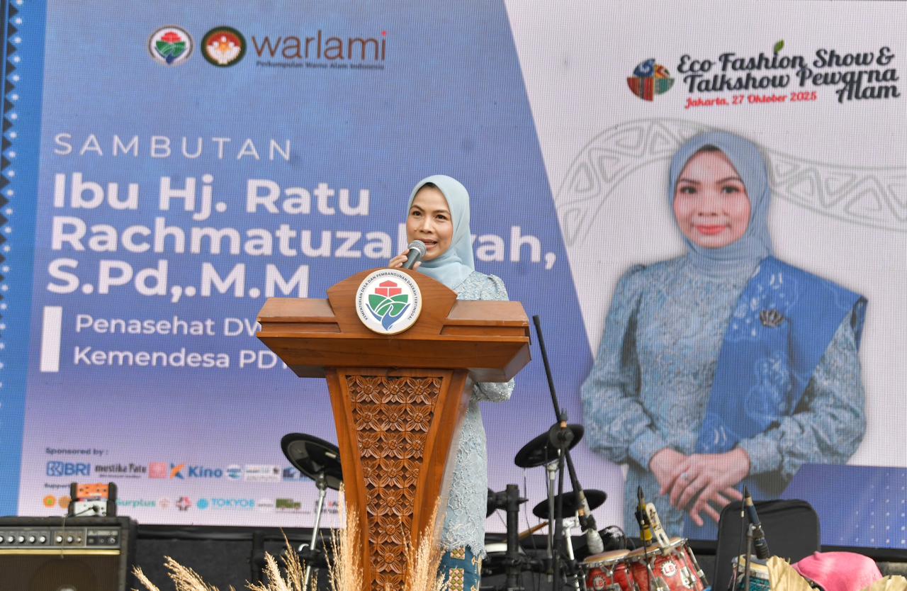 Penasehat Dharma Wanita Persatuan Kemendes PDT, Ratu Rachmatuzakiyah Saat Memberikan Sambutan dalam Mini Eco Fashion Show & Talk Show Pewarna Alam 2025