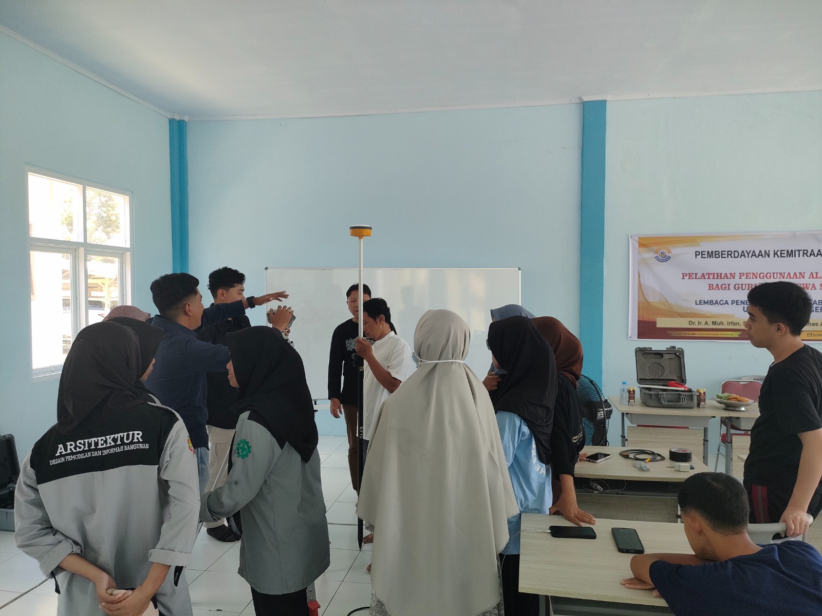 Pengenalan Alat Perangkat Geodetik Bagi Para Siswa dan Guru SMK Negeri 5 Bantaeng Pengenalan Alat Perangkat Geodetik Bagi Para Siswa dan Guru SMK Negeri 5 Bantaeng