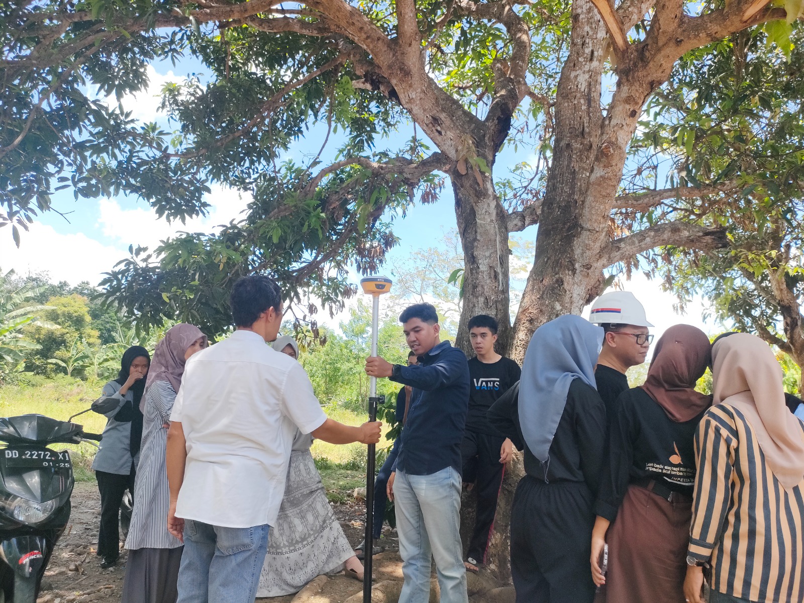 Sesi Praktik Penggunaan Alat Penggunaan GPS Geodetik Bagi Guru dan Siswa SMKN 5 Bantaeng Sesi Praktik Penggunaan Alat Penggunaan GPS Geodetik Bagi Guru dan Siswa SMKN 5 Bantaeng