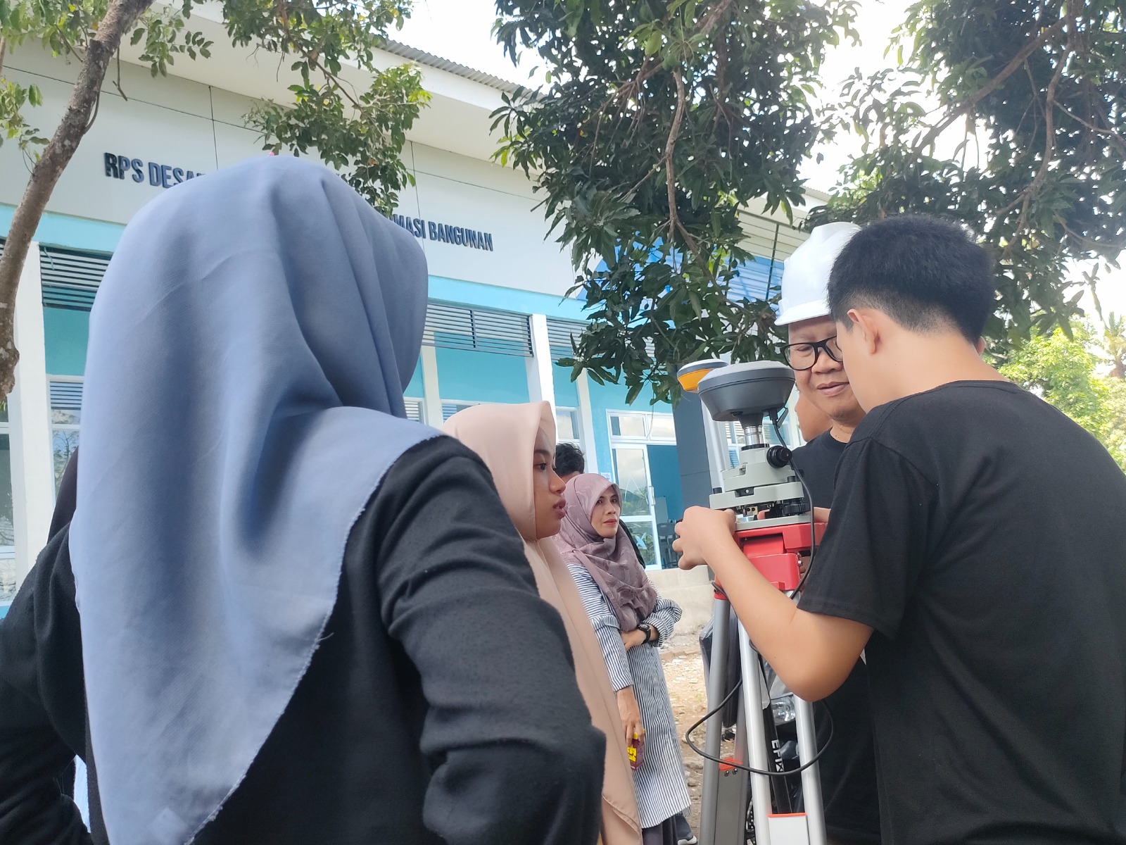 Sesi Praktik Penggunaan Alat Penggunaan GPS Geodetik, (Dok. Istimewa). Sesi Praktik Penggunaan Alat Penggunaan GPS Geodetik, (Dok. Istimewa).