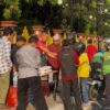 Wali Kota Bekasi Tri Adhianto Bersama Jajaran ASN Turun Langsung Bagikan Makanan untuk Warga dan Ojol