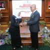 Ketua PWI Akhmad Munir Terima Lencana Kehormatan “Jer Basuki Mawa Beya” dari Gubernur Jatim