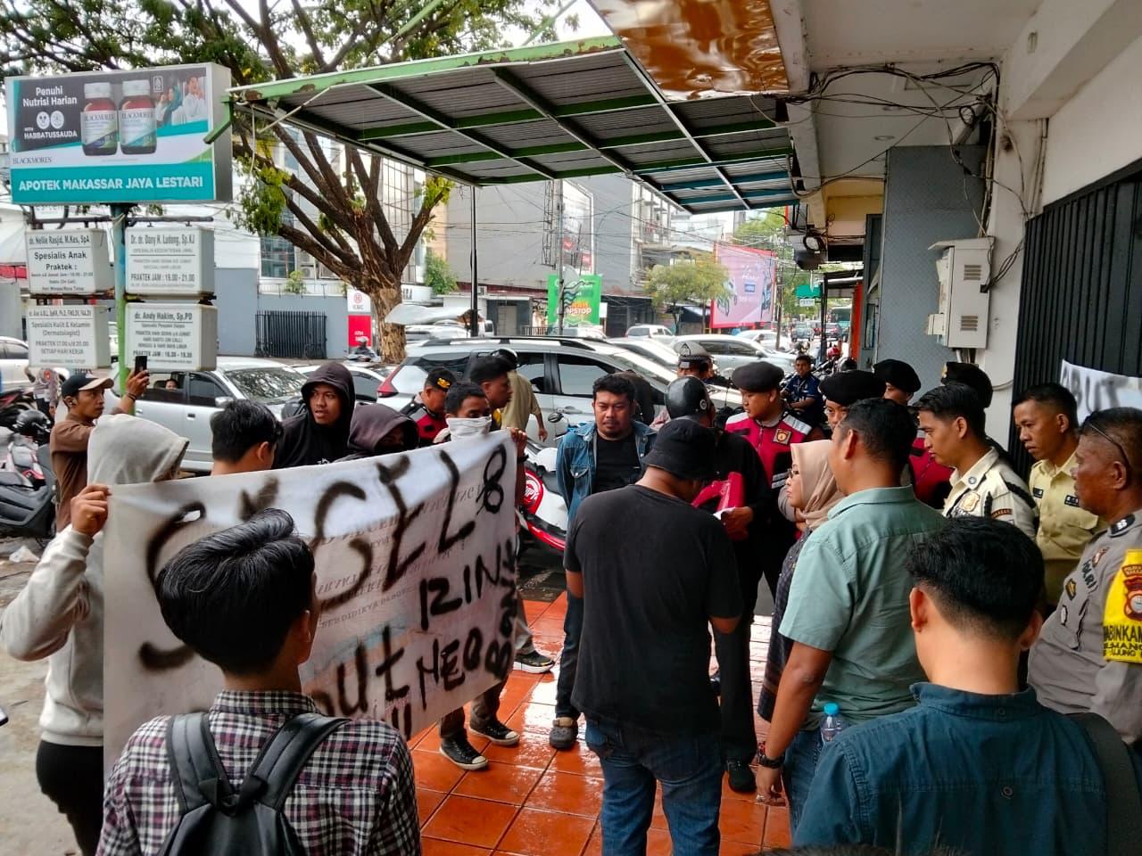 Massa Demo NeoBank di Makassar. (Ist)