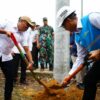 Menteri Energi dan Sumber Daya Mineral, Bahlil Lahadalia (kiri) bersama Direktur Utama PLN, Darmawan Prasodjo (kanan) secara simbolis melakukan penimbunan tanah di lokasi penanaman tiang listrik pertama di Desa Bandar Jaya, Musi Banyuasin, Sumatera Selatan pada Kamis (16/10). Jaringan listrik ini nantinya akan menyalurkan listrik ke Dusun 4 Sungai Putih, Desa Bandar Jaya yang merupakan salah satu dari 1.285 lokasi Program Listrik Desa Anggaran Belanja Tambahan Tahun 2025.