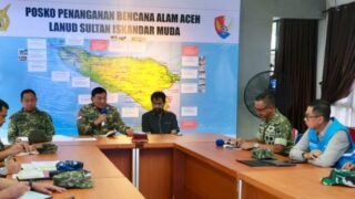 Menteri Pertahanan, Sjafrie Sjamsoeddin (Kedua dari Kiri) Bersama Panglima TNI, Jenderal TNI Agus Subiyanto (Kiri), Gubernur Aceh, Muzakir Manaf (Tengah), Panglima Komando Daerah Militer Iskandar Muda, Mayor Jenderal TNI Joko Hadi Susilo (Kedua dari Kanan), dan Direktur Utama PLN, Darmawan Prasodjo (Kanan) Berkoordinasi Terkait Penanganan Bencana Alam di Aceh (29/11/2025).
