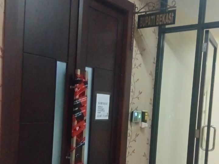 KPK Segel Ruang Kerja Bupati Bekasi, 10 Orang Diamankan