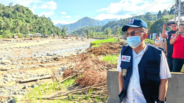 Ketua Umum Palang Merah Indonesia (PMI), Jusuf Kalla (JK), Saat Meninjau Langsung Lokasi Terdampak Banjir di Kelurahan Koto Kecamatan Pauh, Kota Padang, Sumatera Barat, Sabtu (20/12/2025).