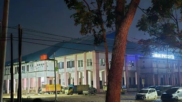 Suasana Posko Pengungsian Utama di Tamiang Sport Center Kembali Menyala pada Kamis (4/12/2025) Setelah Adanya Pasokan Listrik dari Jaringan PLN
