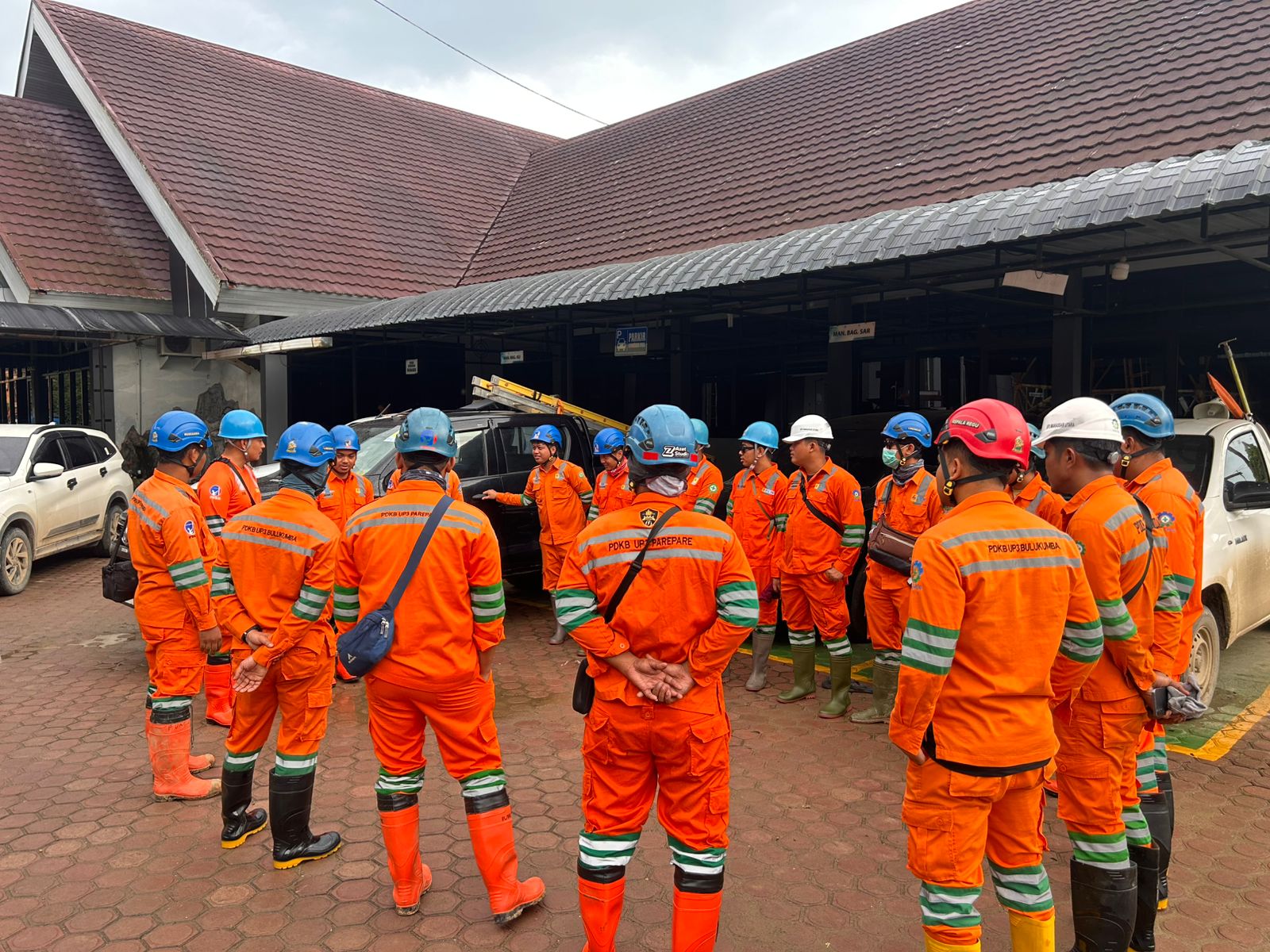 Tim Khusus PLN UID Sulselrabar Saat Melakukan Briefing Pagi Sebelum Bertugas Memulihkan Pasokan Listrik Secara Menyeluruh