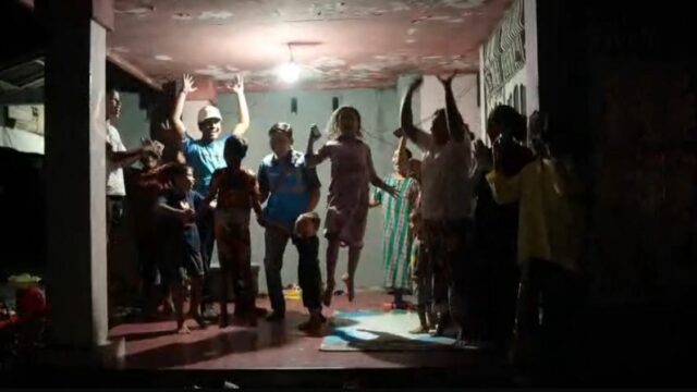 Warga Kabupaten Agam Bersorak-Sorai Merayakan Listrik yang Kembali Menyala Pascabencana Banjir dan Tanah Longsor yang Menerjang Sumatra Barat