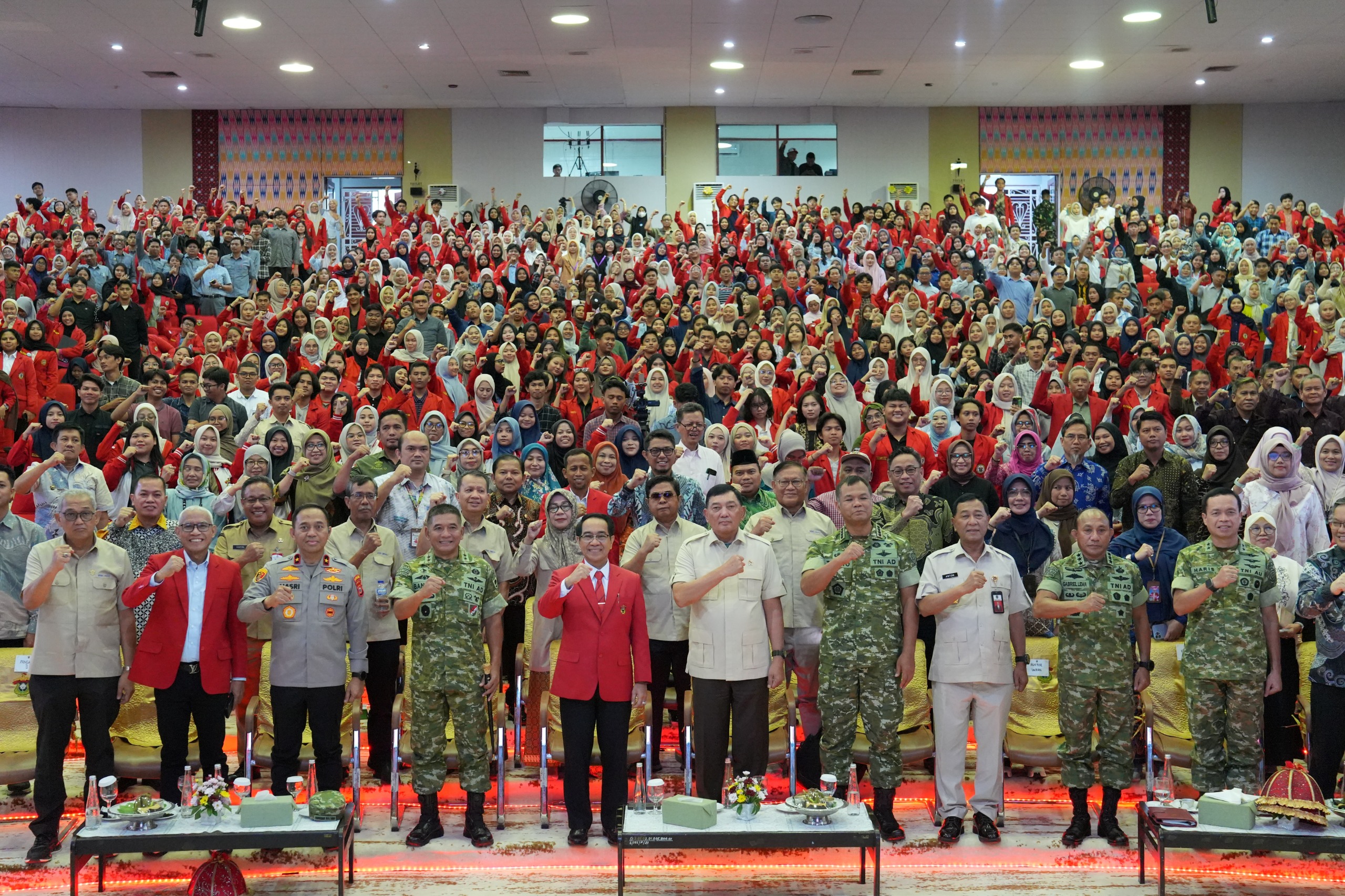 Menhan Sjafrie Ajak 2.500 Mahasiswa Unhas Waspada dan Tidak Biarkan Ancaman Berkembang