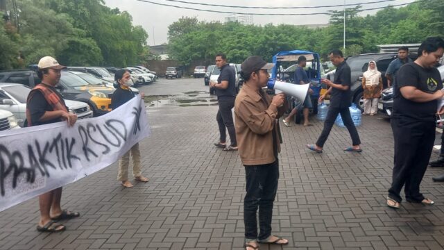 Gelar Aksi di Dinkes, Aliansi Rakyat Peduli Bekasi Tuntut Investigasi Dugaan Malpraktik RSUD CAM