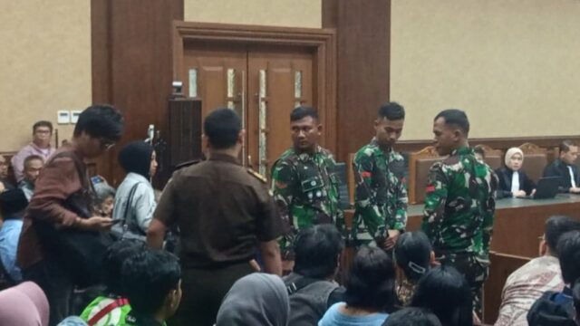 penjelasan kejagung dan mabes tni soal 3 tentara di sidang nadiem makarim wza