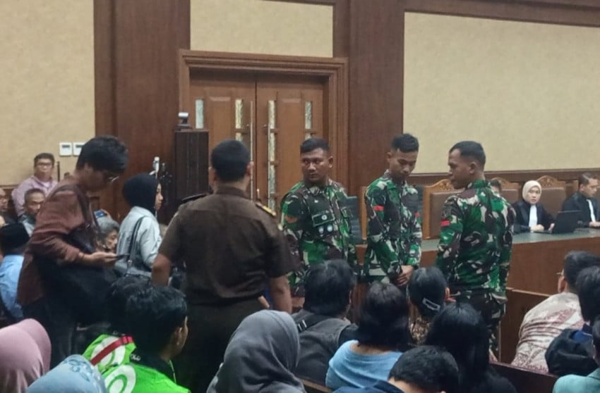 penjelasan kejagung dan mabes tni soal 3 tentara di sidang nadiem makarim wza